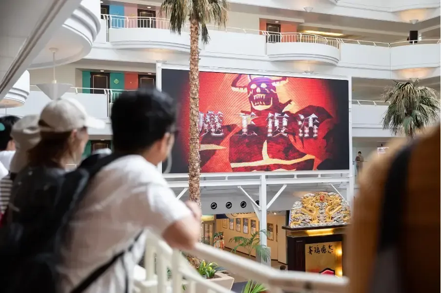 「魔王復活」の映像が映し出されたステージ