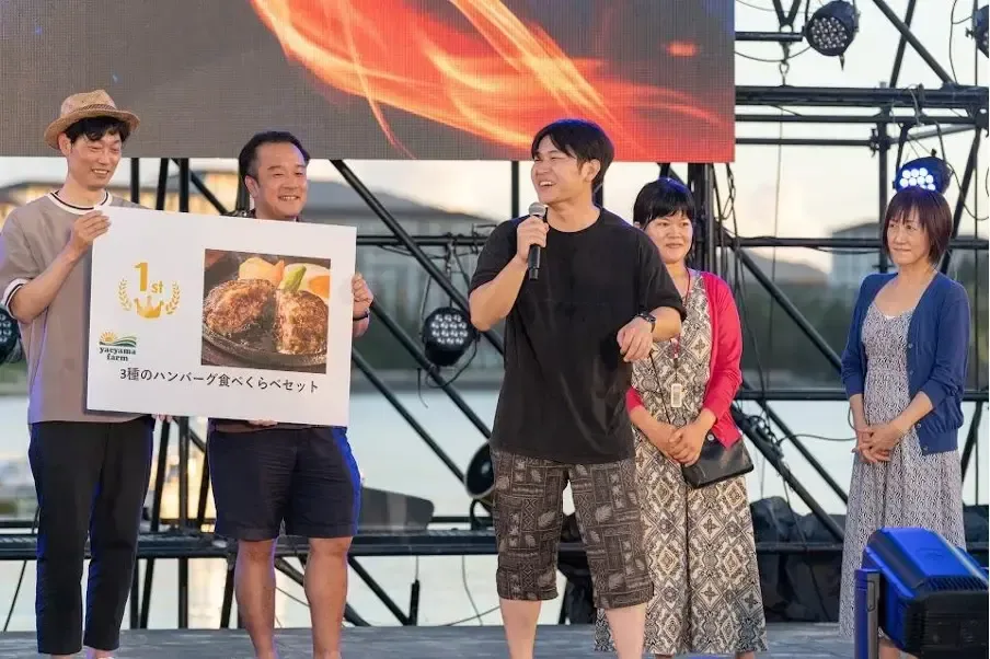 ステージ上で景品を受け取る優秀な勇者たち