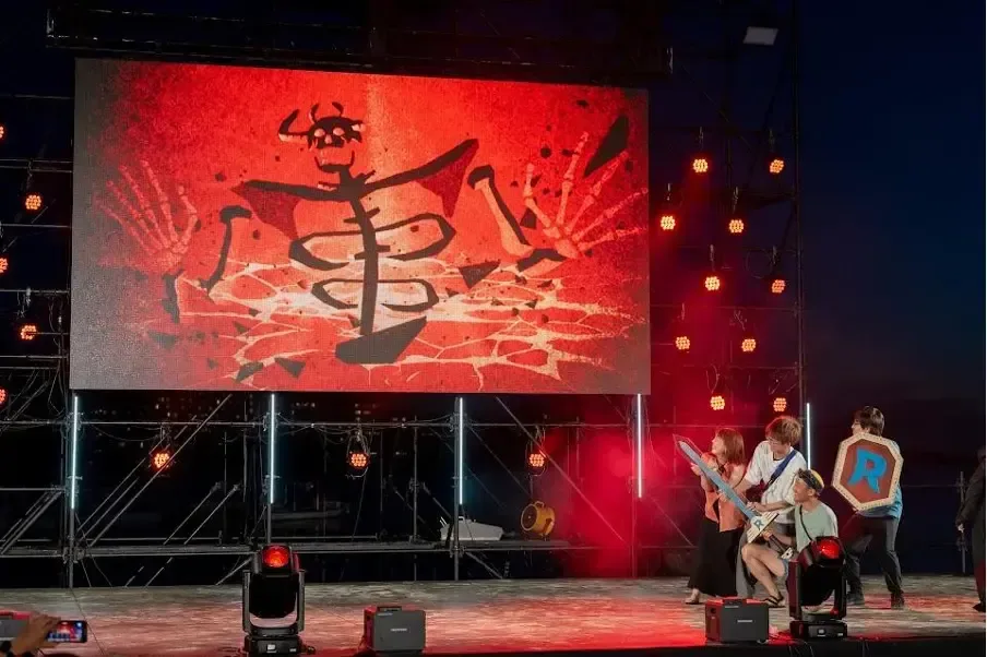 クライマックスの演出が映し出されたステージ