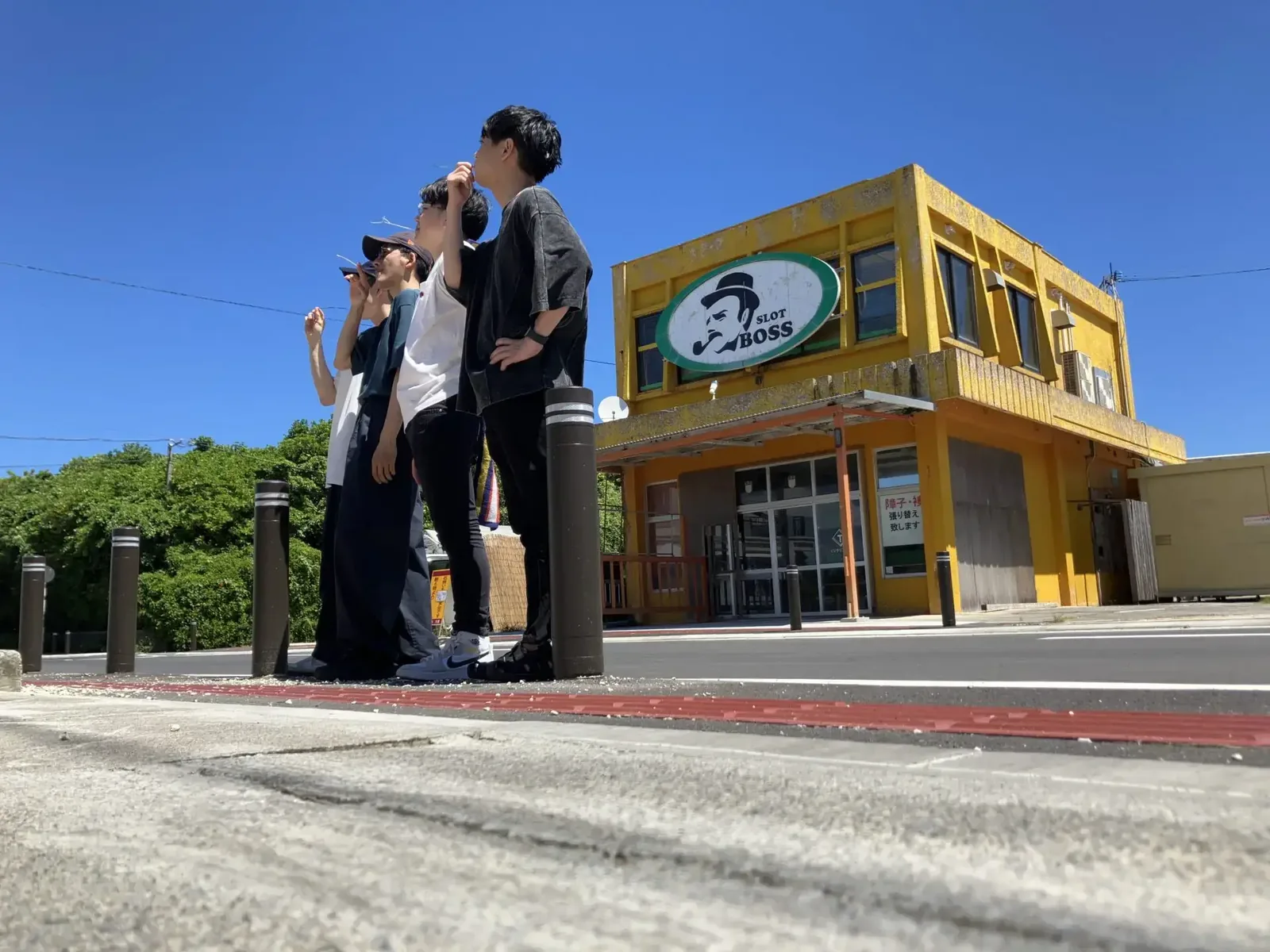 ミッションフォトラリーで店舗の前でポーズを取る参加者