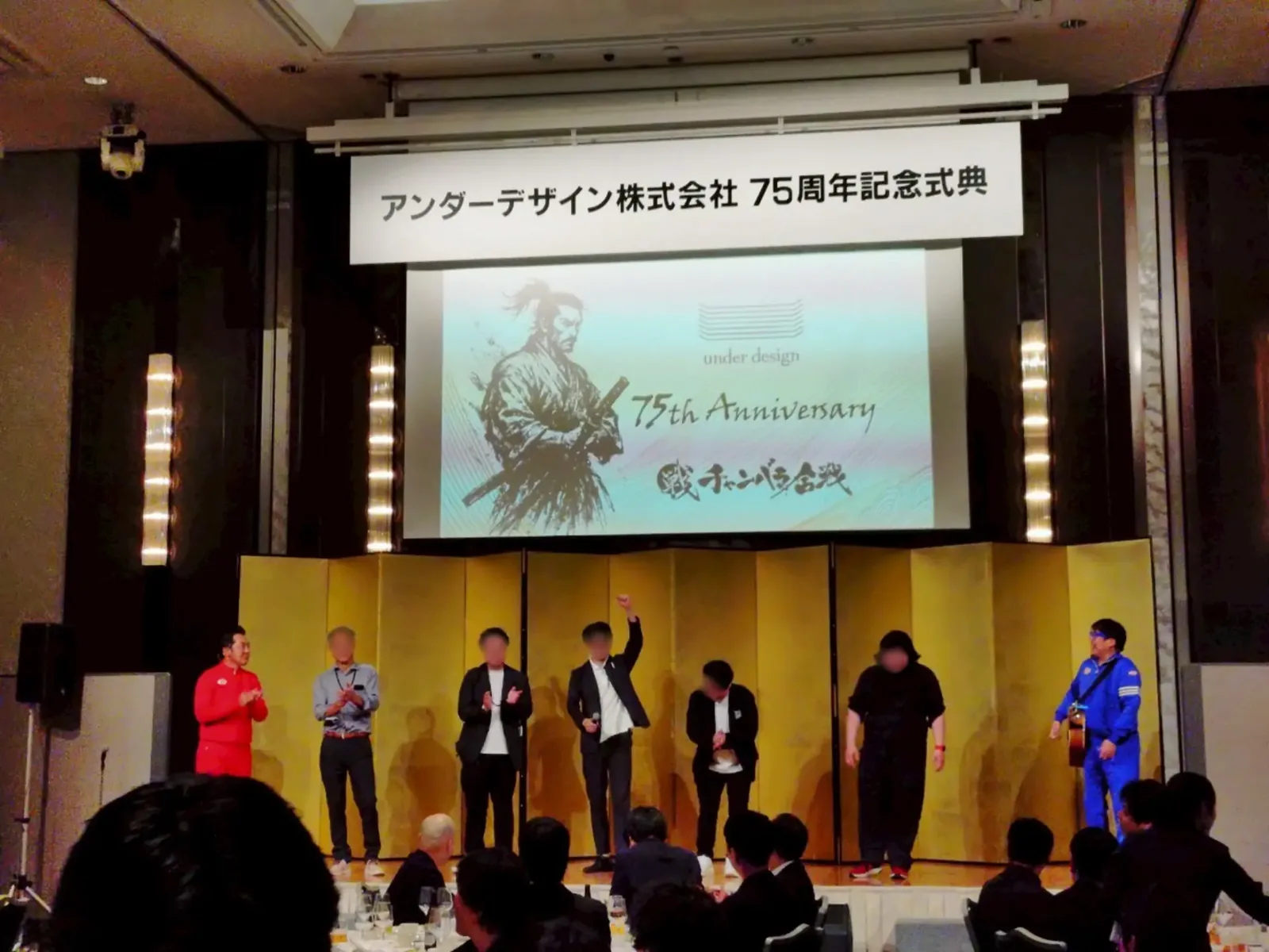 ステージ上で行われたチャンバラ合戦の結果発表