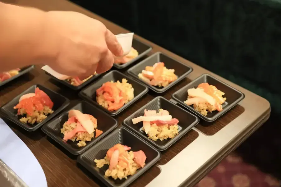 小分けにされた料理を取り分ける参加者