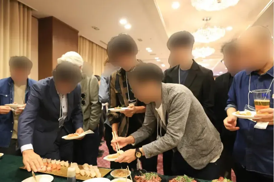 料理を取りながら歓談する参加者