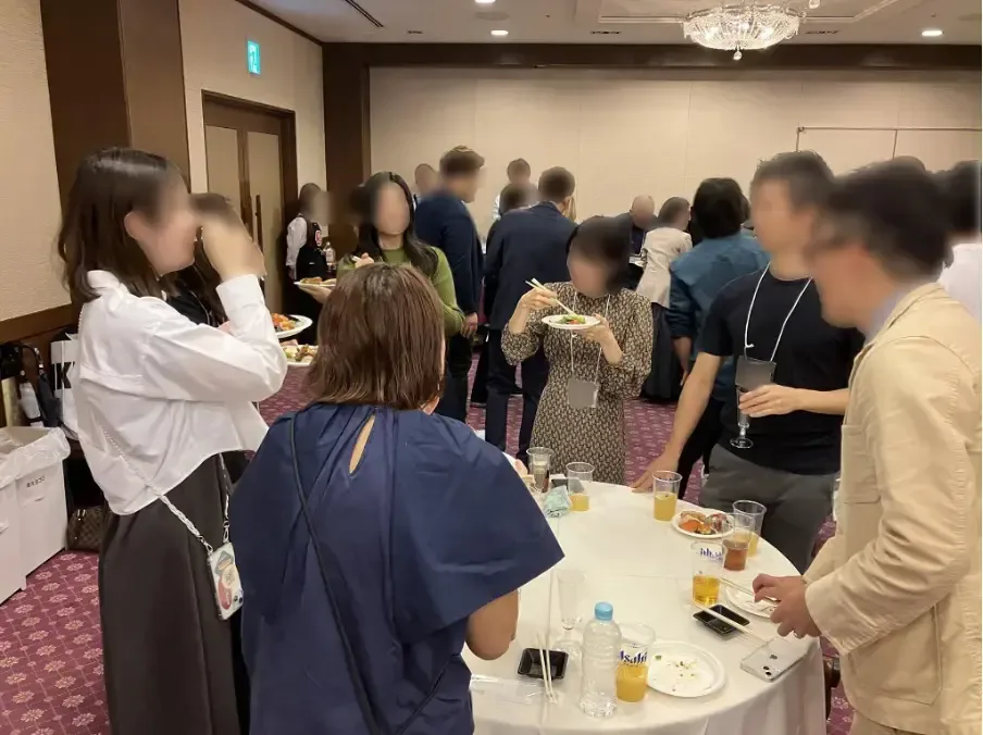 テーブルを囲んで歓談する参加者