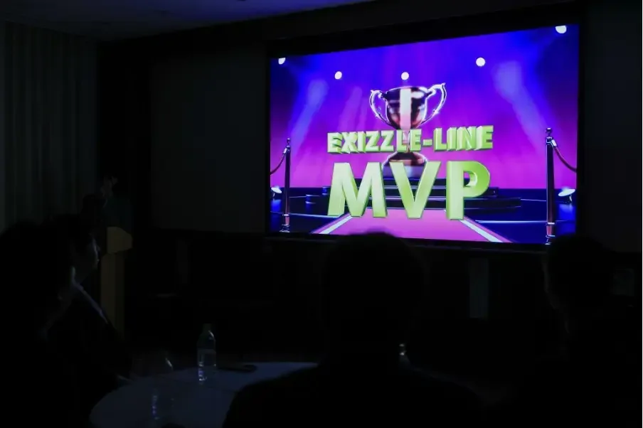 スクリーンに映し出された全社MVP表彰のタイトル映像