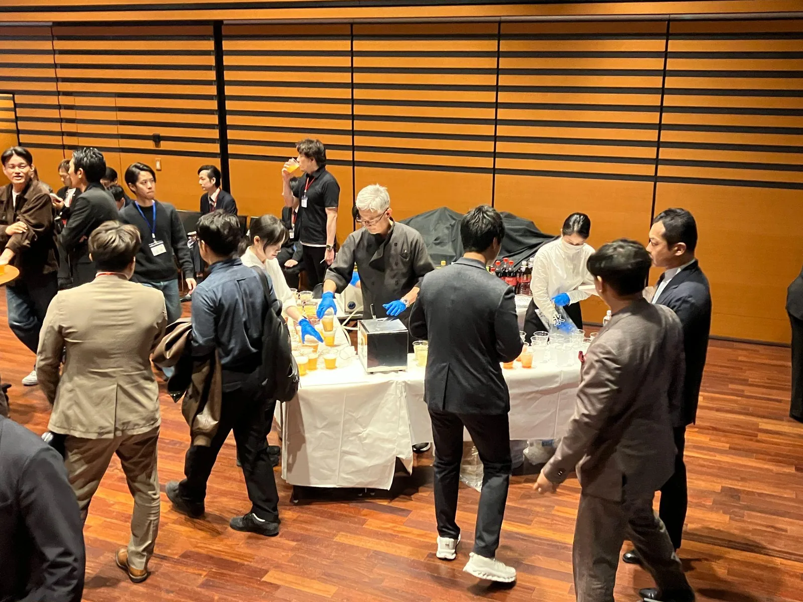 立食形式で歓談する参加者の皆様