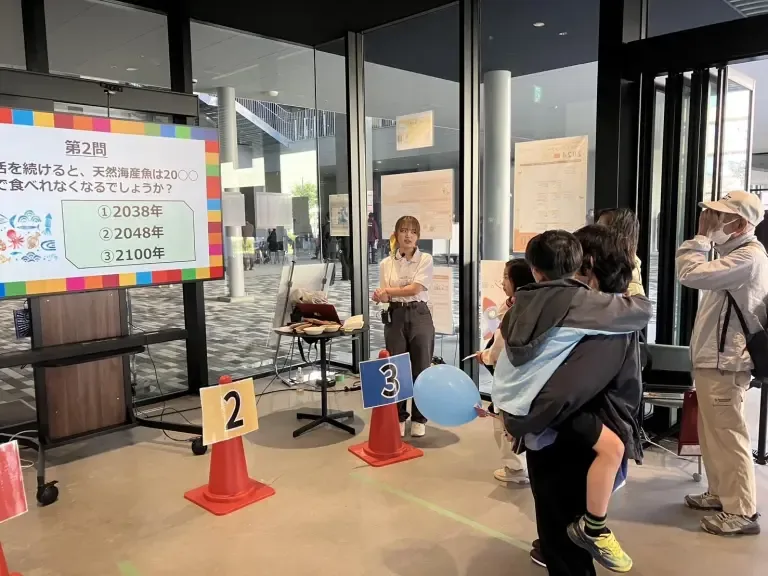 SDGsアドベンチャーのコースに挑戦する親子