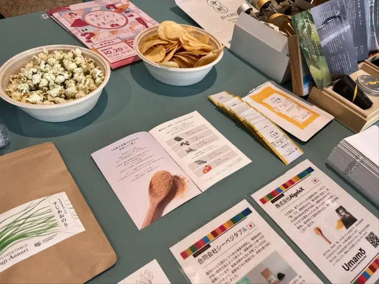 テーブルに並べられたSDGsアドベンチャーの展示と試食
