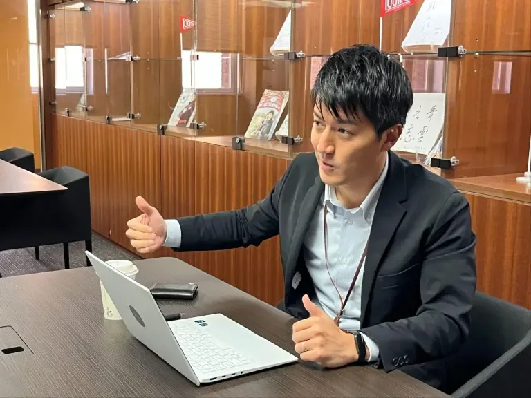 オンラインでインタビューに答えるご担当者の梅村様