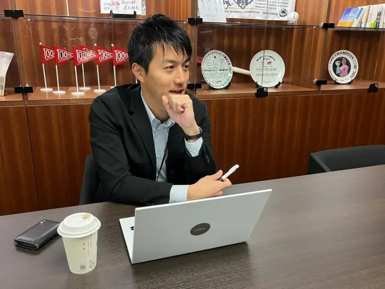 インタビューに答えるご担当者の梅村様