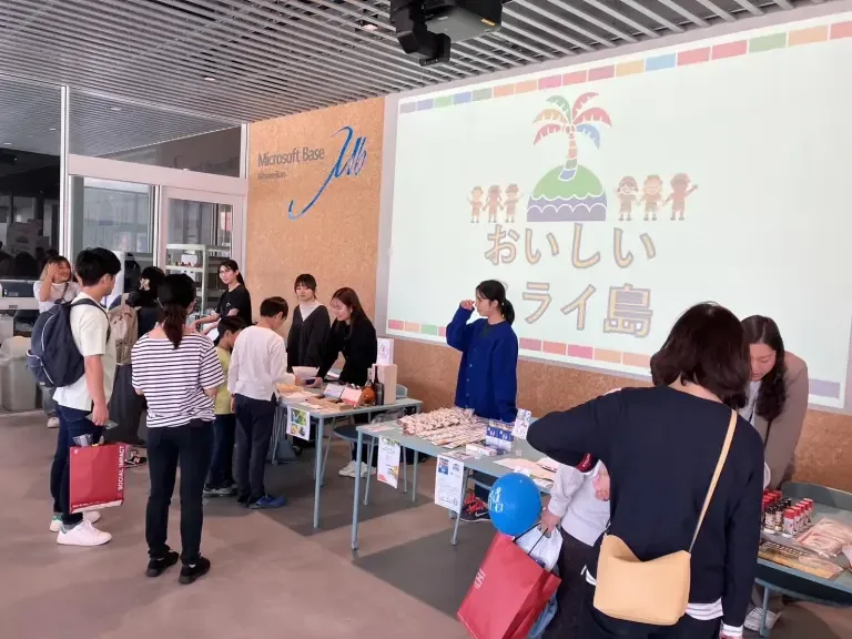 キャンパス内に設けられた出展ブースと来場者