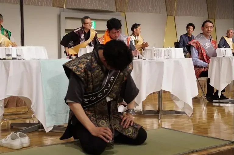 格下げとなり畳の上に正座する参加者