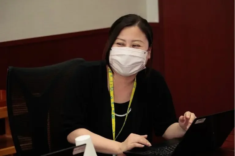 インタビューに答える幹事の方