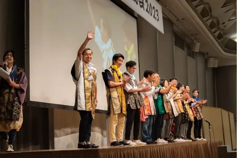 陣羽織姿でステージに並んだ10軍の各大将