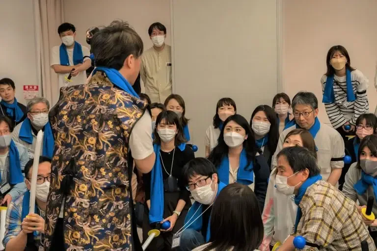 軍議で円になって作戦を話し合う参加者