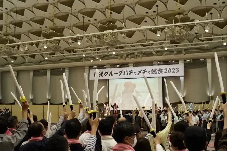 スポンジの刀を掲げて出陣を待つ参加者