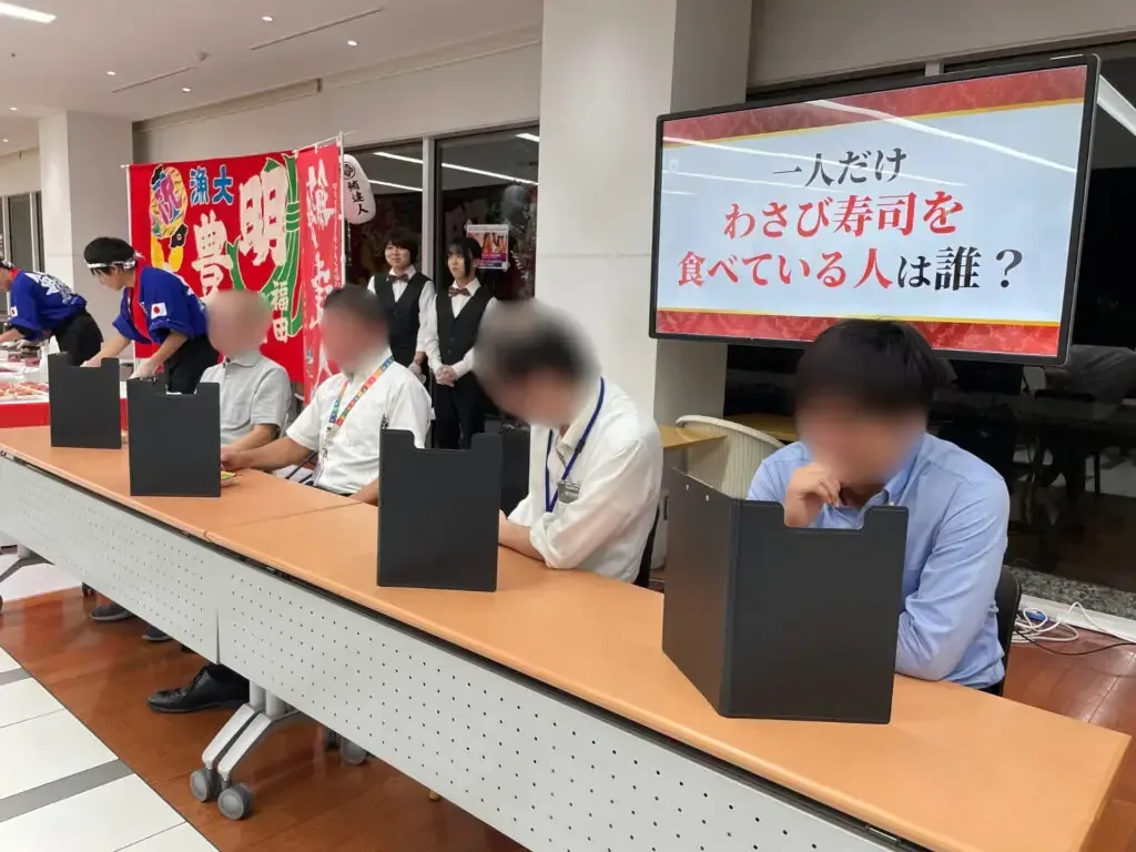 「一人だけわさび寿司を食べている人は誰？」の出題画面と挑戦者