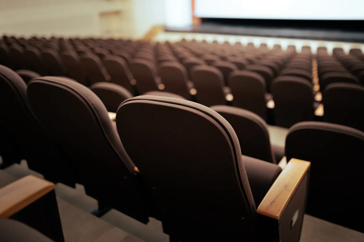演出の自由度を高めるなら会場設備も確認する